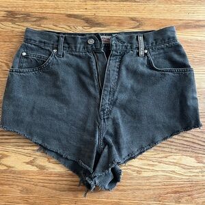 Black Levi’s shorts 👖🖤